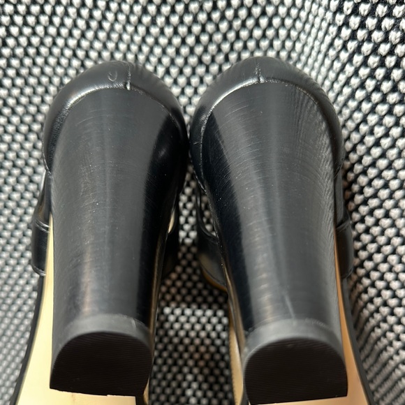 Michael Kors Berkley Black Platform T-Strap Sandals Black and Gold - Picture 9 of 9